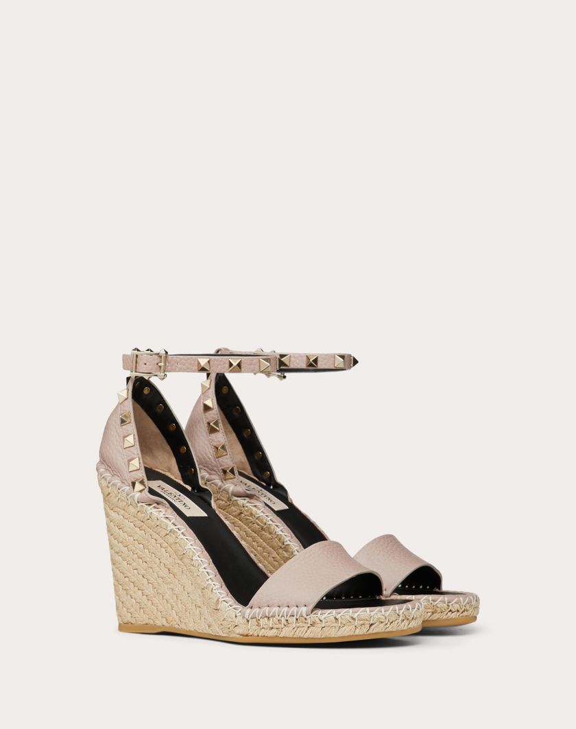 DOUBLE-ROCKSTUD-GRAINY-CALFSKIN-WEDGE-SANDAL-105-MM-14.jpg